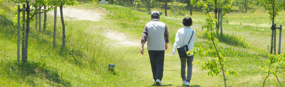 散歩する夫婦の画像